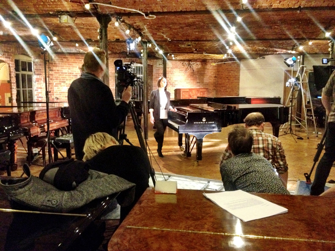 2012利兹国际钢琴大赛，由BBC在 Besbrode Pianos 取景。