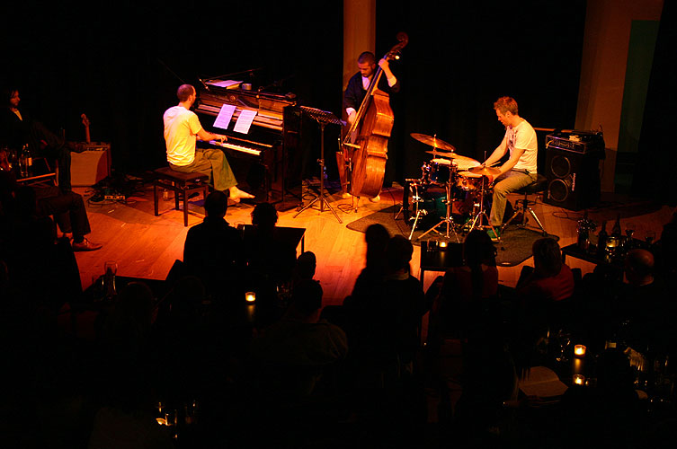 在利兹爵士乐音乐节上，我们在 Seven Arts Bar 赞助的雅马哈 U1钢琴。