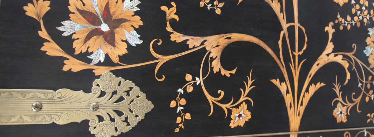 这是一架艺术外壳的 Broadwood 布洛德伍德三角钢琴，镶嵌有精美的珍珠母，玳瑁，运用多种珍稀木材。
